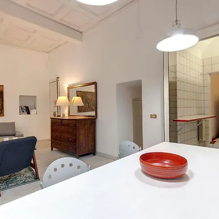 Apartment Parione 12 *